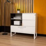 Kommode mit offenen und geschlossenen Räumen