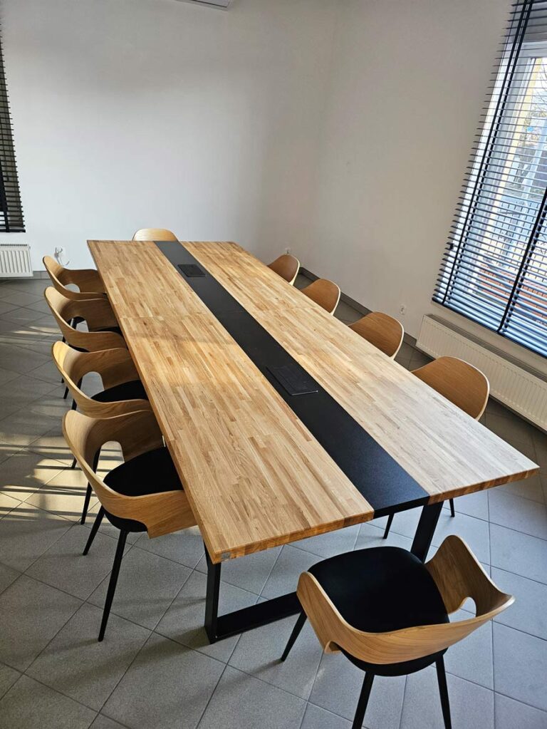 Langer Konferenztisch mit heller Platte und Loft-Stil - ideal für Büros und Konferenzräume