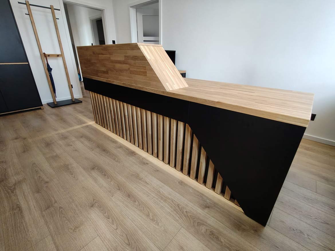 Designer-Empfangstresen mit geometrischer Oberfläche