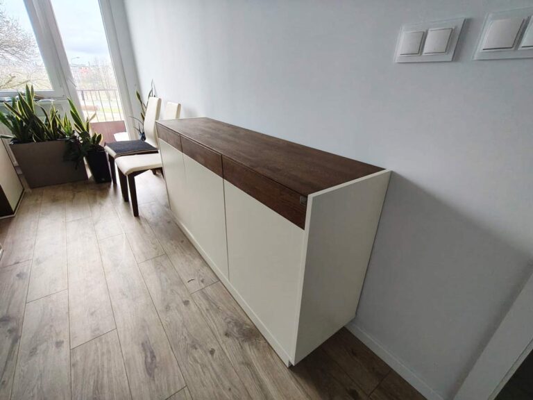 Moderne Kommode in Weiß mit dunkler Platte - ein elegantes Möbelstück für das Wohn- oder Esszimmer