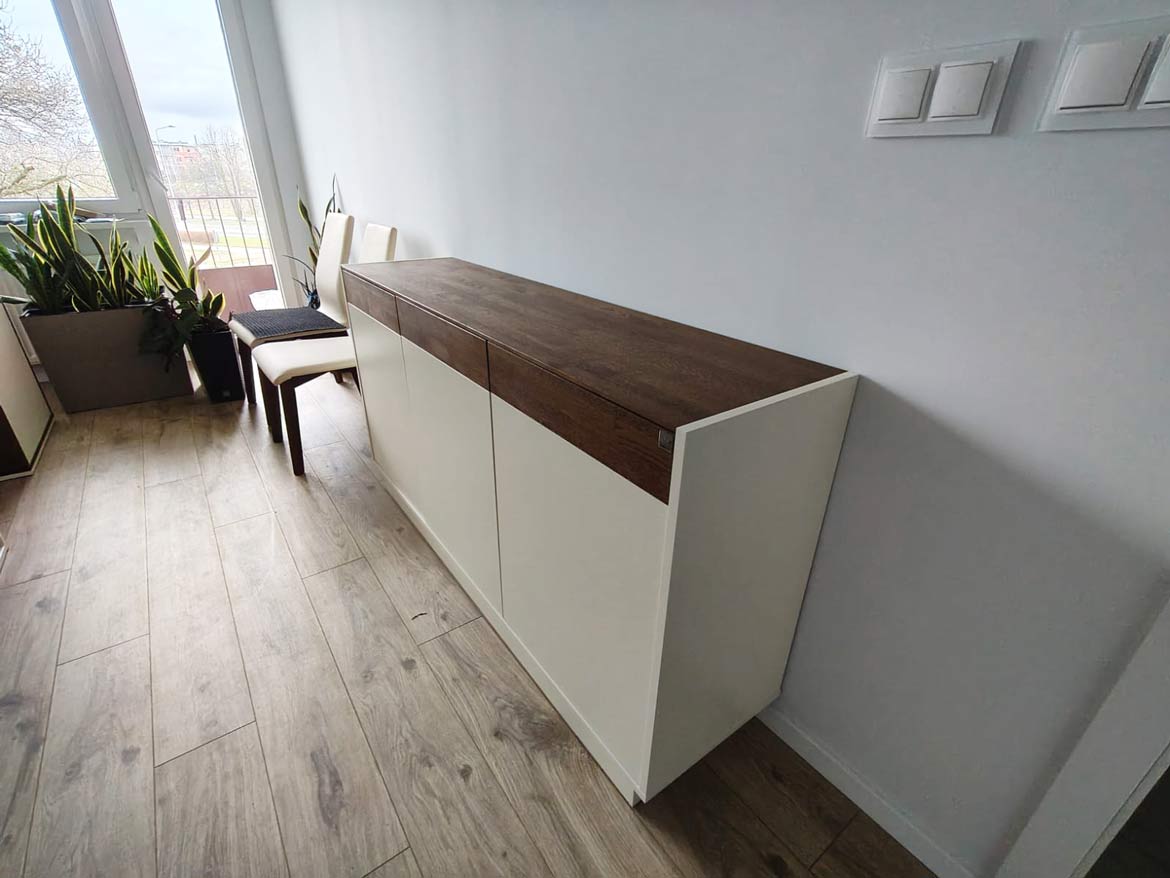 Moderne Kommode in Weiß mit dunkler Platte - ein elegantes Möbelstück für das Wohn- oder Esszimmer