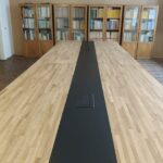Werkbank aus Eiche mit schwarzem Streifen