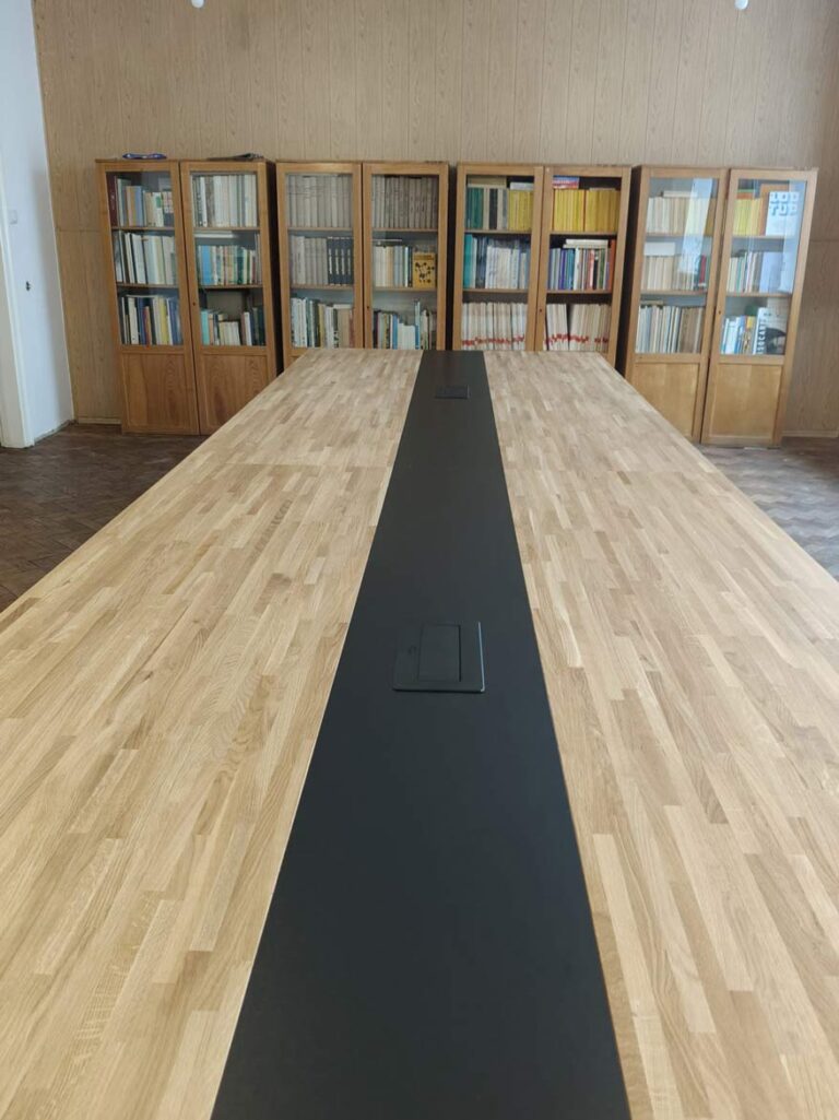 Werkbank aus Eiche mit schwarzem Streifen