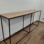 Schmale Konsole mit Holzplatte und Metallstruktur im Loft-Stil