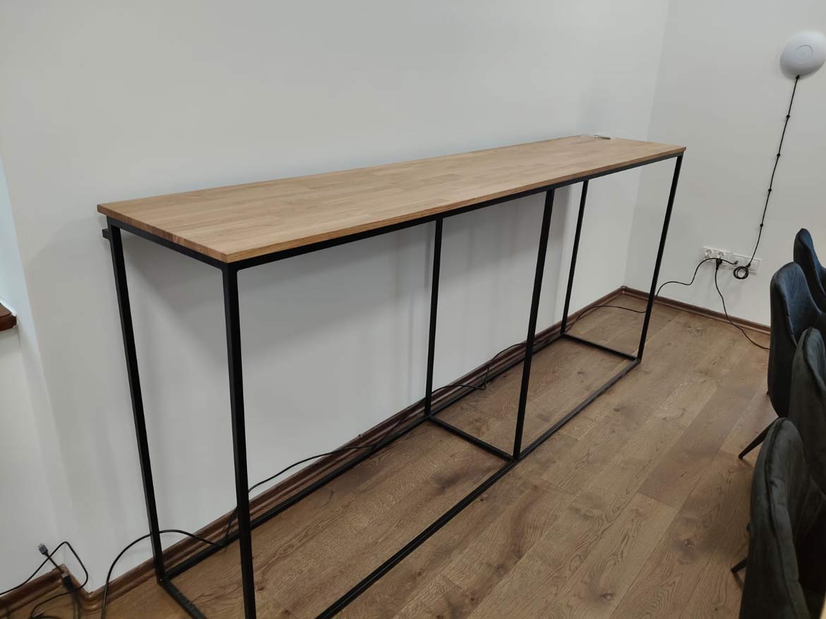 Schmale Konsole mit Holzplatte und Metallstruktur im Loft-Stil