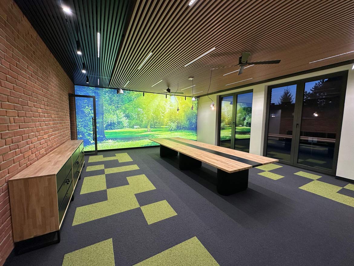 Großer Konferenztisch in einem modernen Büro mit abgehängter Decke