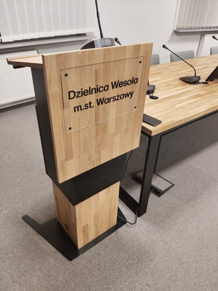 Höhenverstellbares Rednerpult für das Warschauer Büro