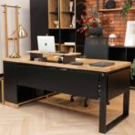 Eckschreibtisch mit Designerlampe