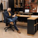 Schreibtisch im Industriestil mit gemauerter Rückwand