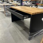 Schreibtisch mit Holzplatte