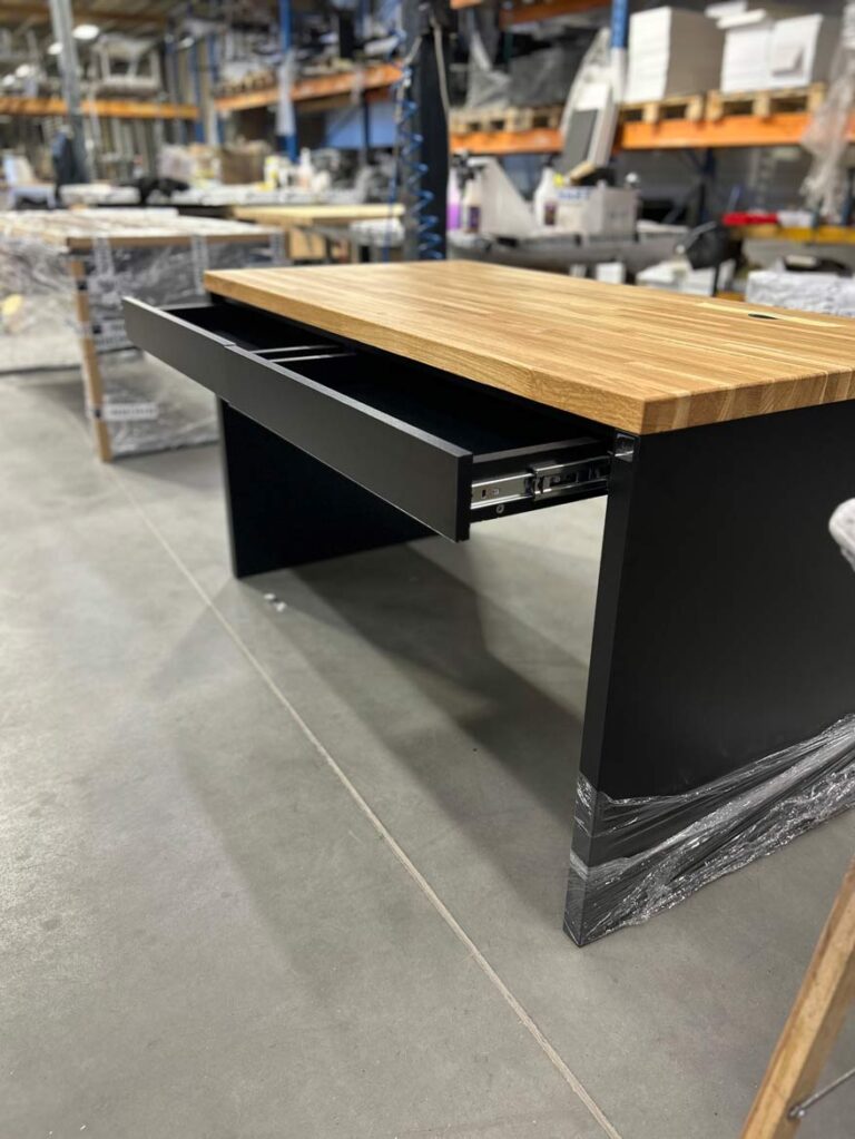 Schreibtisch mit Holzplatte