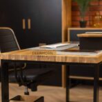 Schreibtisch mit Platz für Laptop