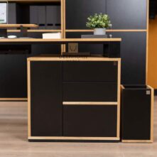 Funktionaler Schreibtisch mit Schubladen
