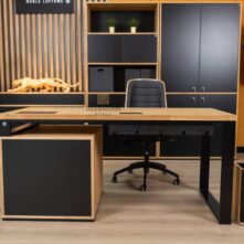 präzise gestalteter Schreibtisch