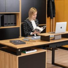 ein dezenter Schreibtisch in einer dezenten Farbgebung