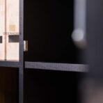 Schwarzer Schrank mit Regalen