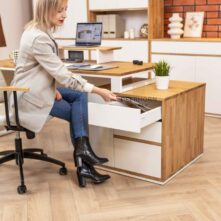 Schreibtisch mit Platz für Dokumente und Laptop