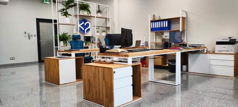 Weiße Möbel für das Büro von Herrn Raphael