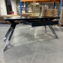 Schreibtisch mit Metallgestell aus Pappe