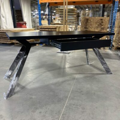 Schreibtisch mit Metallgestell aus Pappe