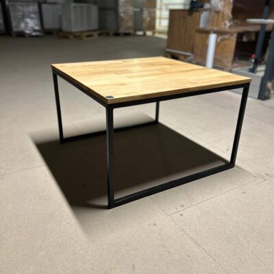 Holztisch mit Metallfuß