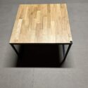 einfacher Tisch aus Metall und Holz