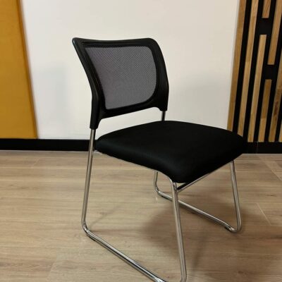 Modernes Büropodest mit Regalen