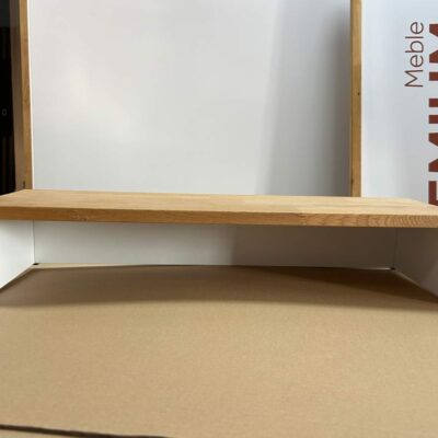 Hohe Vitrine mit Platz für Dekoration oder Geschirr