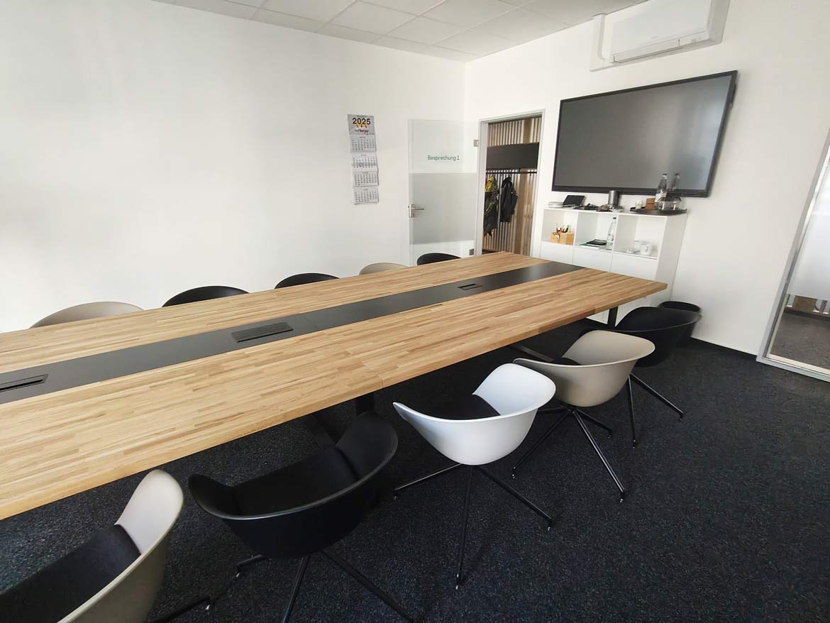 Konferenztisch mit Holzplatte