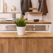 Weißer Schreibtisch mit Holz