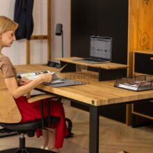 Bürotisch mit schwarzem Gestell