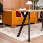 biurko w pokoju inspirowanym naturą