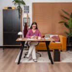 biurko w pokoju młodej kobiety