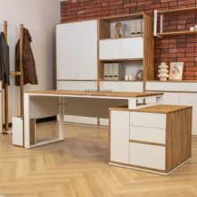 Schreibtisch mit großer Arbeitsfläche
