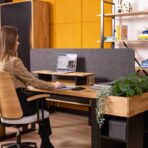 Schreibtisch mit weichem PET-Element