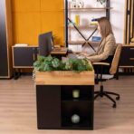 Schreibtisch mit Blumenbeet und PET-Paneel