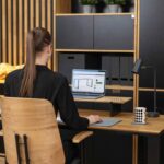 Schreibtisch mit Laptop und Lampe