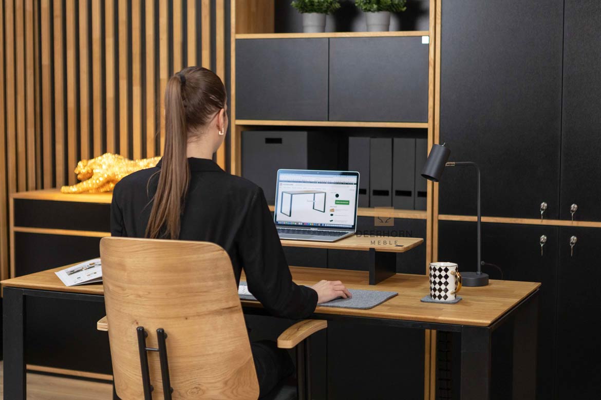 Schreibtisch mit Laptop und Lampe