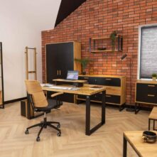 Schreibtisch mit Metallbeinen