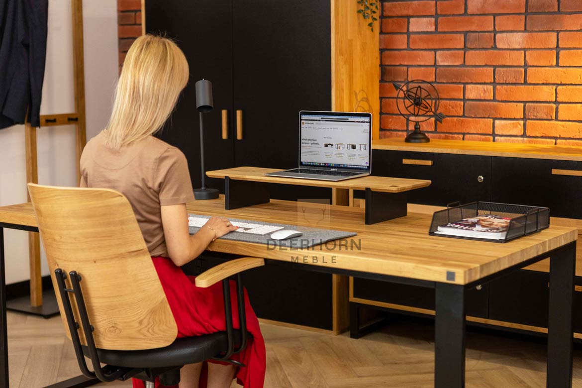 Schreibtisch mit Platz für Laptop und Zubehör