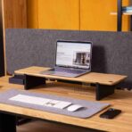 Schreibtisch mit Laptop-Hülle