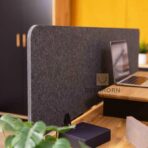 Schreibtisch mit PET-Schild