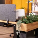 Schreibtisch mit PET-Trennwand zwischen den Arbeitsplätzen