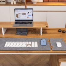 Schreibtisch mit Computerplatz