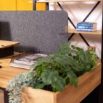 Schreibtisch mit grauem PET-Fach