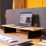 Schreibtisch mit PET-Rückwand