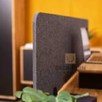 Schreibtisch mit geräuschdämpfender PET-Platte