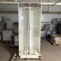 eleganter Schrank mit Regalen und Glasfront
