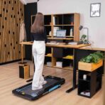 Verstellbarer Schreibtisch mit Laufband