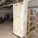 Hohe Vitrine mit Platz für Dekoration oder Geschirr